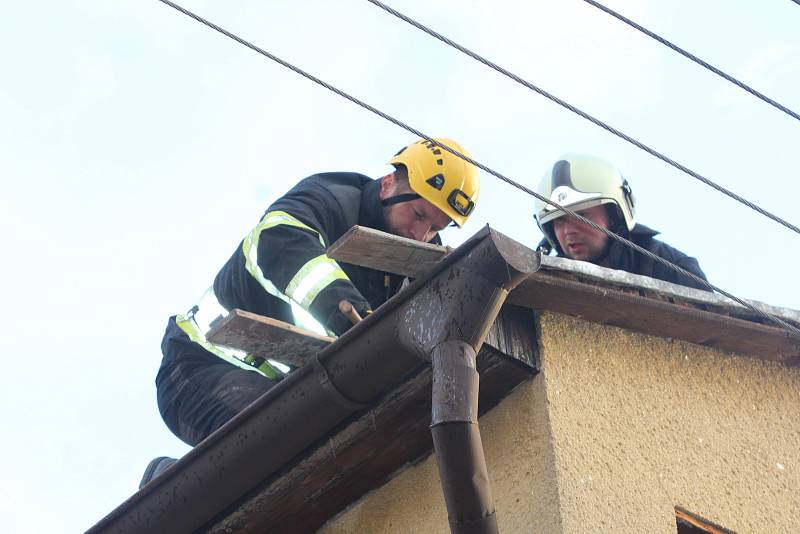 Oprava střechy v ulici Budovatelská ve Strakonicích.