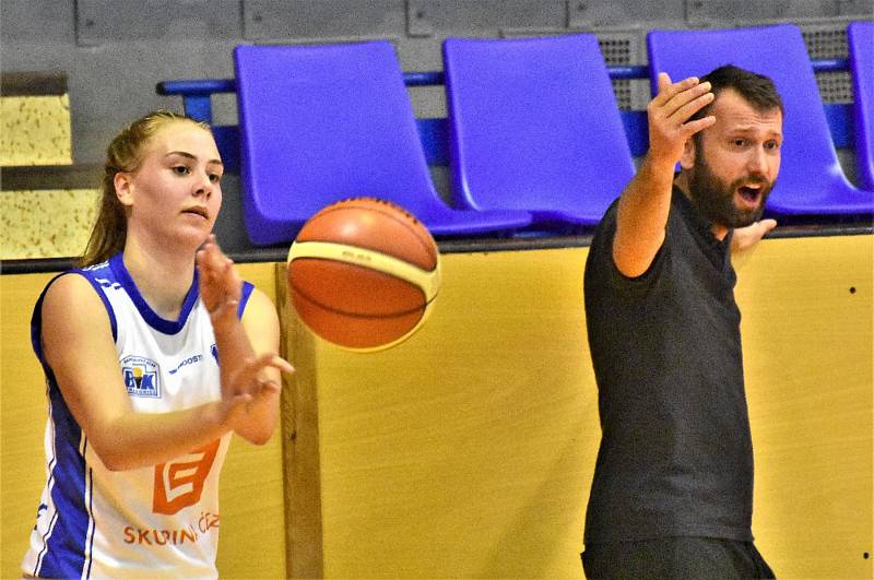 Liga starší žákyně: Strakonice - Hradec Králové 57:82.