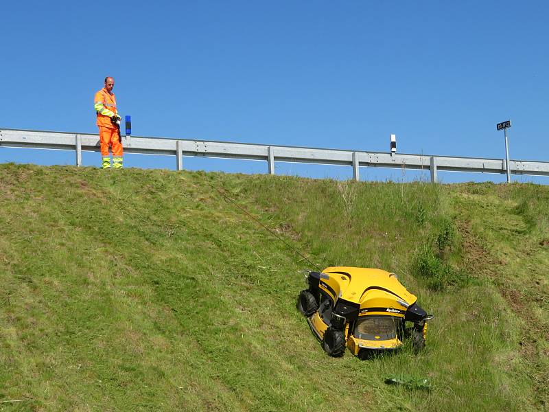Robotické sekačky jsou cennými pomocníky při kosení svahů dálnice D3. Dálkově je ovládají zaměstnanci Střediska správy a údržby dálnic z Chotovin.