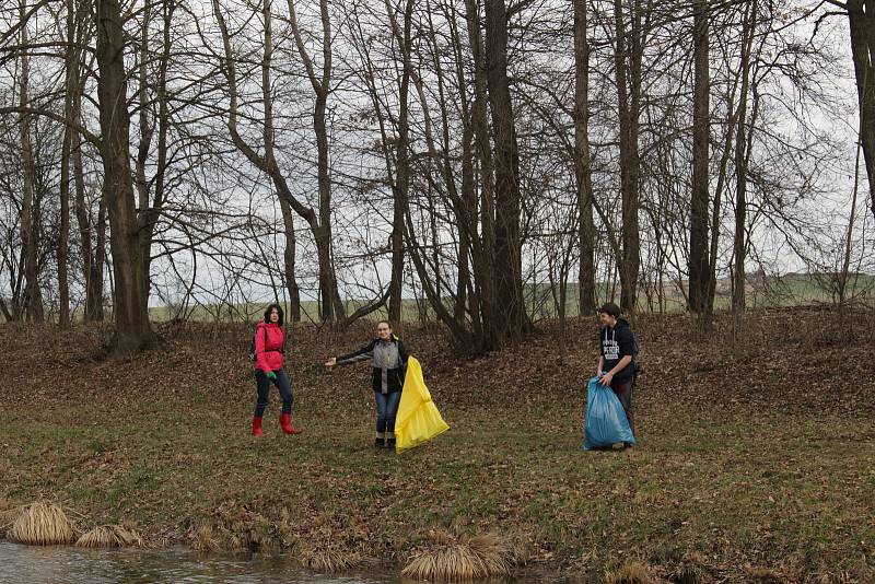 Vodňany – Studenti oktávy gymnázia se rozhodli udělat něco pro přírodu ve svém okolí a v neděli 3. března ráno se sešli u Železné lávky přes řeku Blanici.