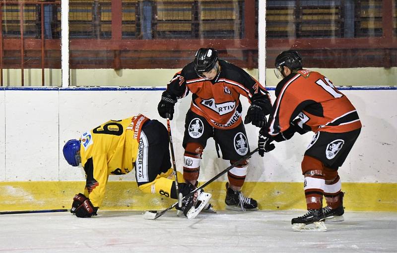 Předehrávka hokejové KL: HC Strakonice - TJ Božetice 6:1 (3:0, 2:0, 1:1).