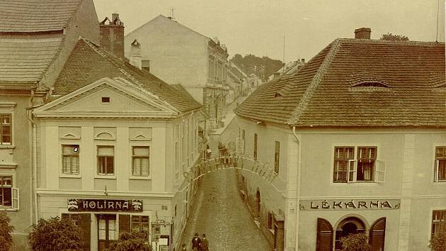 Pohled na staré náměstí ve Strakonicích