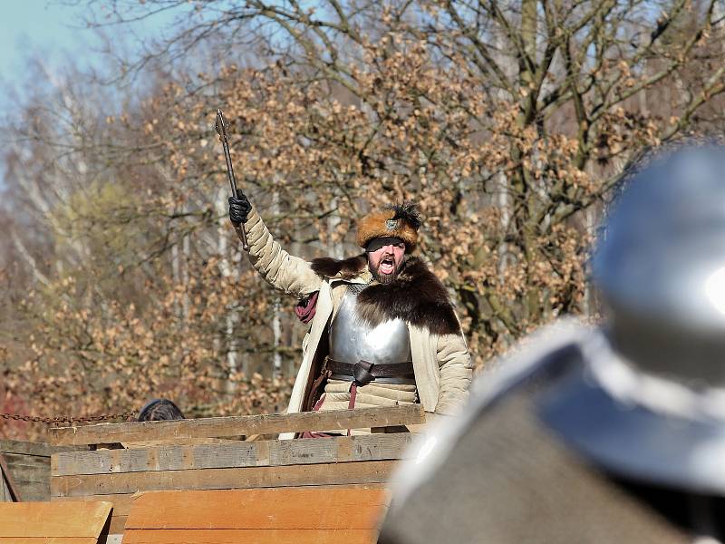 Letošní tradiční rekonstrukce bitvy u Sudoměře byla zalitá jarním sluncem.