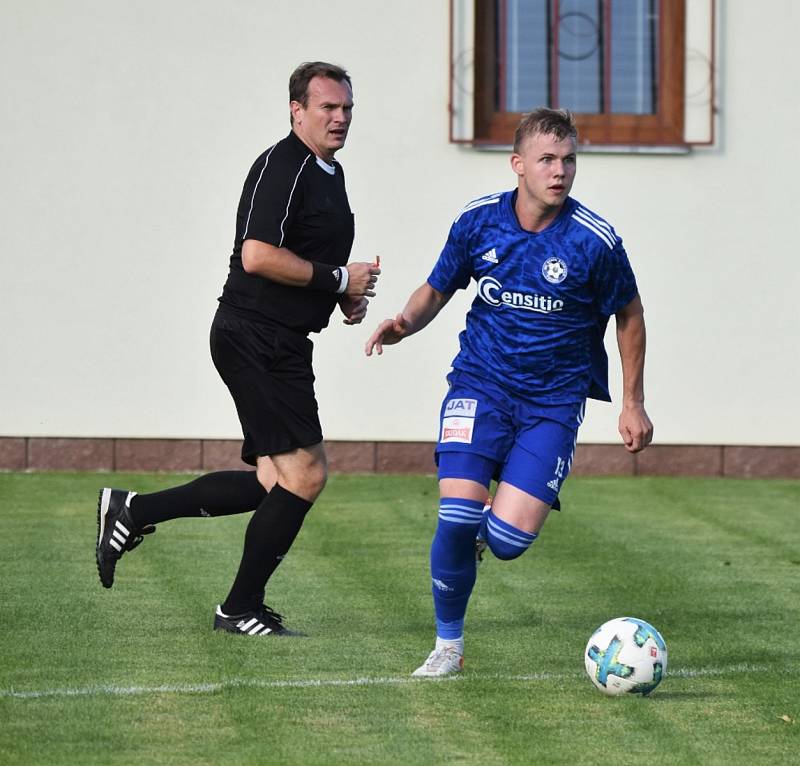 Katovičtí fotbalisté (v modrém z přípravy v Jankově) přivezli tři body ze hřiště Petřínu Plzeň za výhru 2:0.