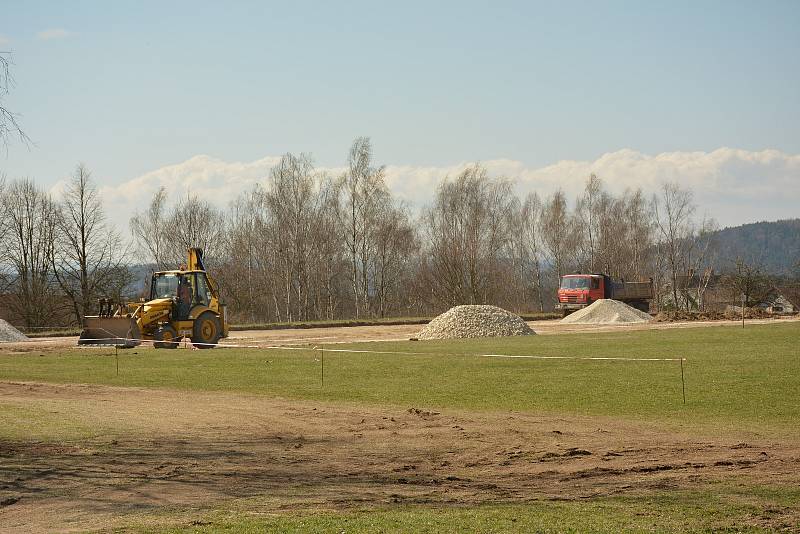 U základní školy v Radomyšli staví nové sportovní hřiště.