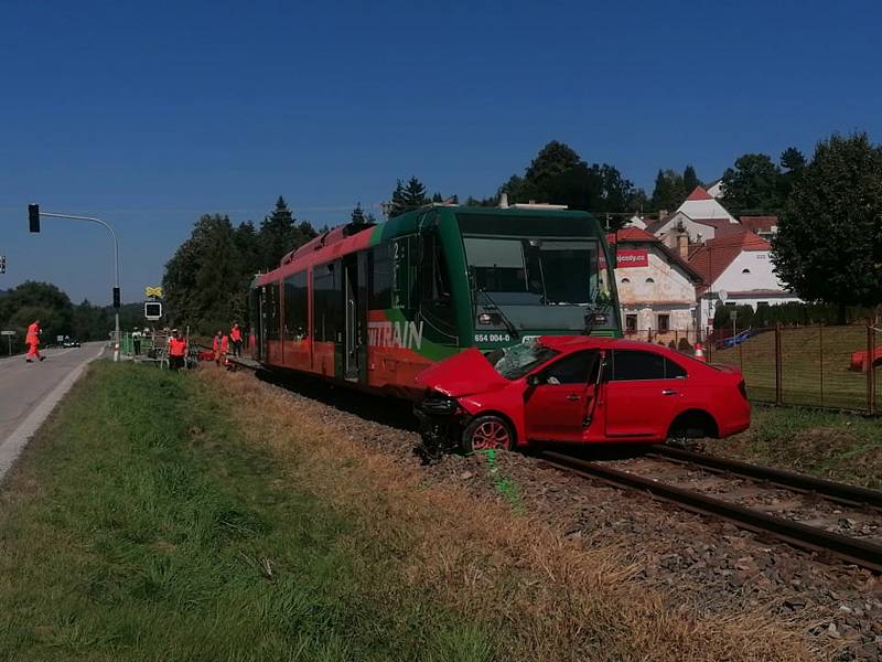 Srážka auta s osobním vlakem v Přechovicích u Volyně na Strakonicku. Došlo k ní 9. září 2021.