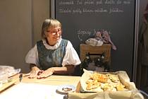 Růžena Vinciková se věnuje ukázkám výroby obřadního pečiva.