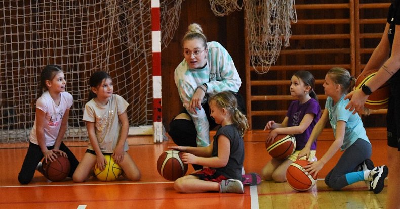 Julia Reisingerová při tradičním setkání se strakonickým basketbalový potěrem.