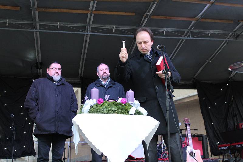 Příjemné ač mrazivé odpoledne strávili mnozí Strakoničtí v centru města při zahájení adventu.