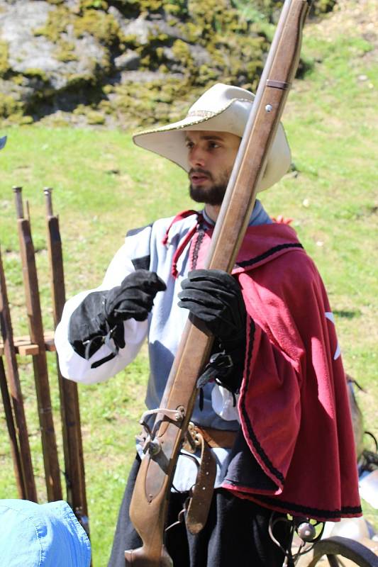 Přijďte zažít středověk na hrad Helfenburk.