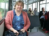 Ivana Marková (vpředu) ze Starého Dražejova jezdí městským autobusem pravidelně.