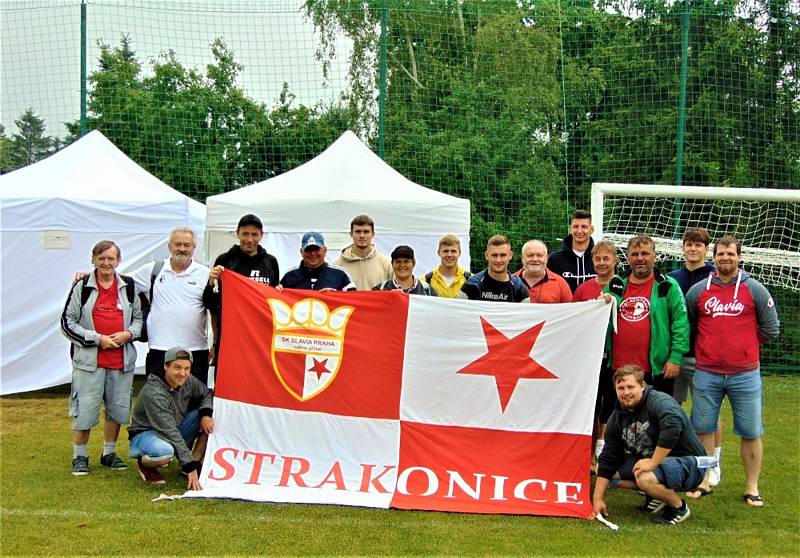 Strakoničtí Slávisté vyrazili na 20. celostátní setkání obboček přátel fotbalové Slavie Praha.
