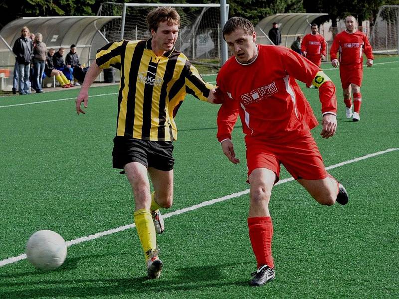 Osek B (ve žlutočerném) rozstřílel Pražák vysoko 6:0.