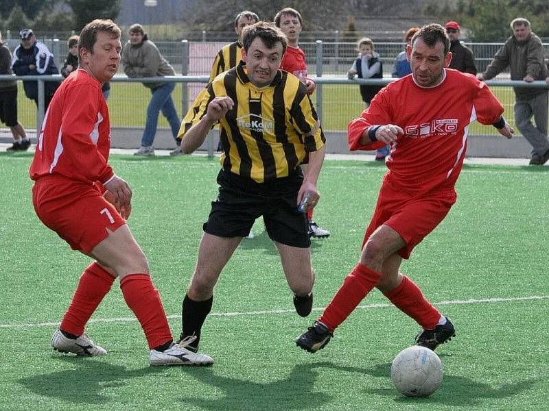 Osek B (ve žlutočerném) rozstřílel Pražák vysoko 6:0.