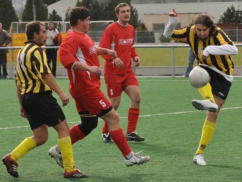 Osek B (ve žlutočerném) rozstřílel Pražák vysoko 6:0.