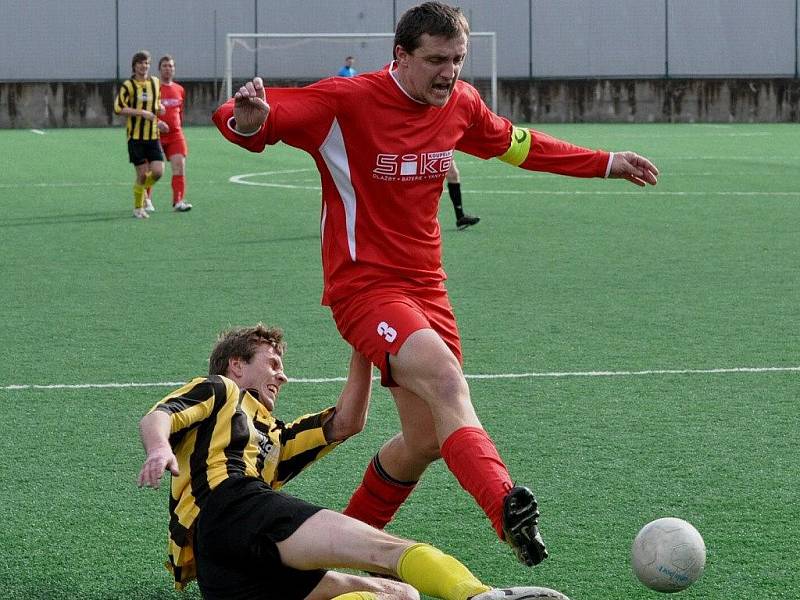 Osek B (ve žlutočerném) rozstřílel Pražák vysoko 6:0.