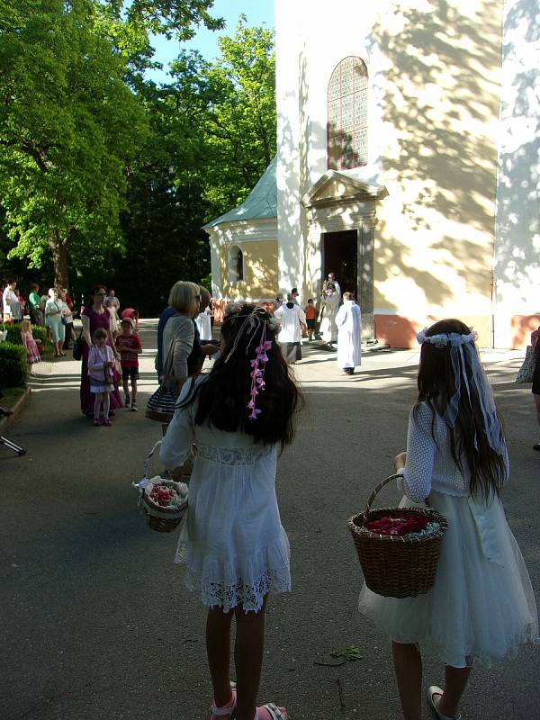 Oslava svátku Božího těla spojená s eucharistickým průvodem.