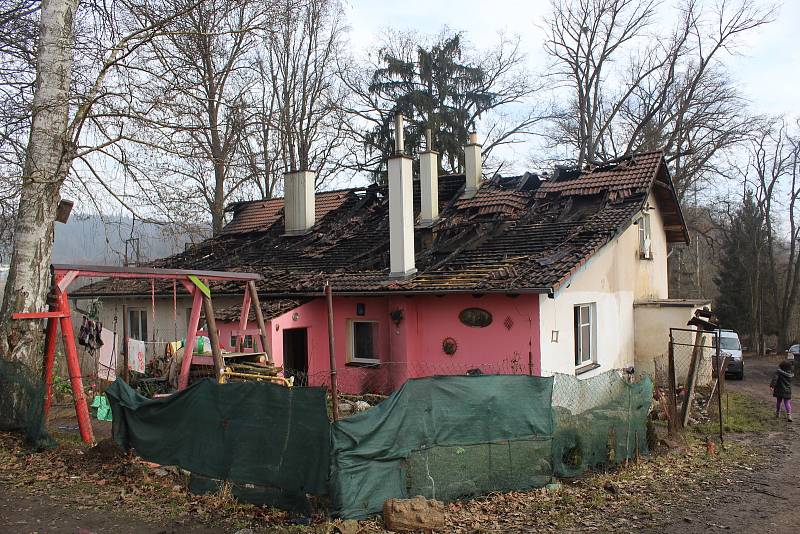 Prohořelá střecha, všudypřítomný pach spáleniště prolitého vodu. Místo úterního požáru ve Strakonicích.