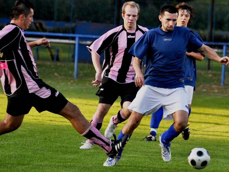 Strakonická záloha remizovala  s Blatnou 0:0. Zleva  Hovorka (SK)  bojuje se  Skuhravým. V pozadí sleduje  Křiváček a Polan.