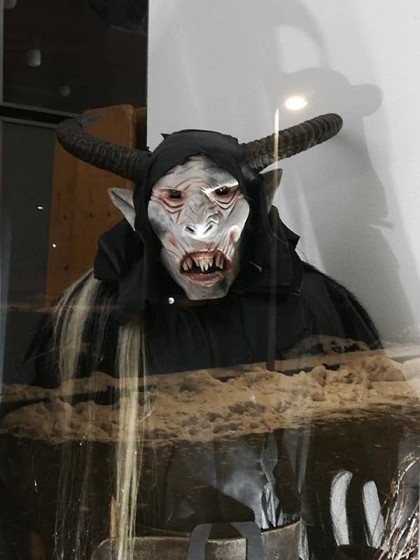 Tyto masky a kostýmy krampusáků můžete ve Vodňanech vidět do konce února.