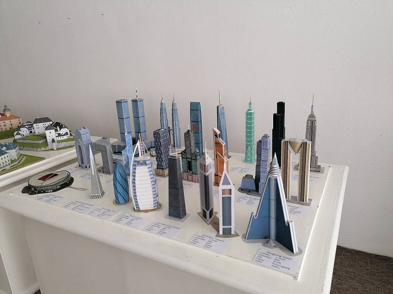 Výstava papírových modelů Davida Valenty v městské galerii ve Vodňanech.