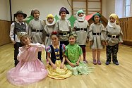 Prvňáci ze základní školy v Malenicích secvičují program na vánoční besídku, je to pohádka O Sněhurce.