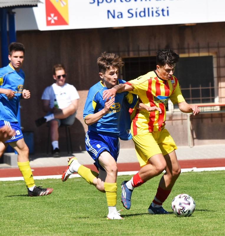 Divize staršího dorostu: Junior Strakonice - Senco Doubravka 3:2 (1:1).