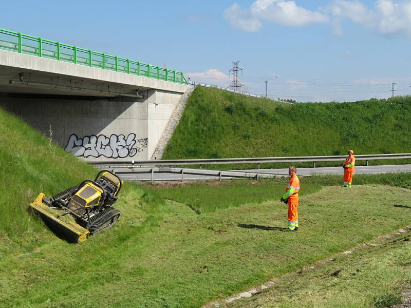 Robotické sekačky jsou cennými pomocníky při kosení svahů dálnice D3. Dálkově je ovládají zaměstnanci Střediska správy a údržby dálnic z Chotovin.