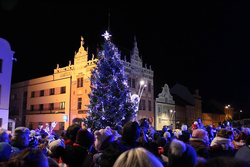 Příjemné ač mrazivé odpoledne strávili mnozí Strakoničtí v centru města při zahájení adventu.