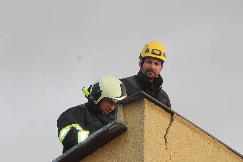 Oprava střechy v ulici Budovatelská ve Strakonicích.