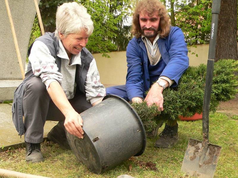 Zahradníci Miroslava Bláhová a Jan Kůst vysazují v blatné novou zeleň.