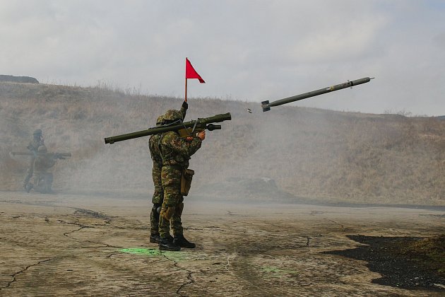 Střelba z protiletadlového raketového kompletu IGLA.