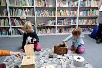 Krmítka vyrobily děti v knihovně.