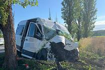 Vážná dopravní nehoda u obce Brusy na Strakonicku. Dodávka se po nárazu do stromu rozpadla.