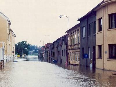 Písek 13. srpna 2002, 8:15 – pohled na zatopenou Hradišťskou ulici.