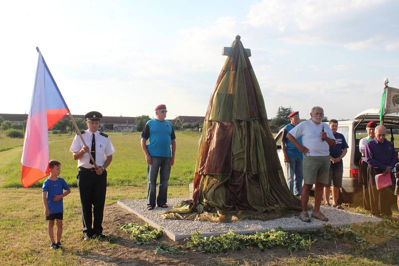 Odhalení obnoveného a opraveného pomníku v Nových Kestřanech.