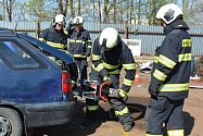 OBRAZEM: Jednotka Hasičského záchranného sboru ze stanice Vodňany trénovala v rámci pravidelného praktického výcviku vyprošťovací postupy z havarovaných aut na vracích ve sběrném dvoře ve Vodňanech.