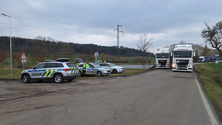 Dopravní policisté si posvítili na řidiče kamionů, kteří si v době uzavírky Volyňské ulice ve Strakonicích zkracují cestu přes Nebřehovice.