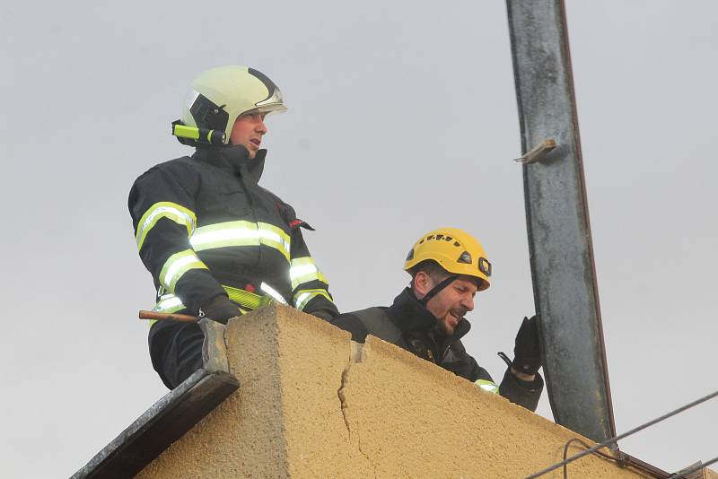 Oprava střechy v ulici Budovatelská ve Strakonicích.