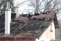 Prohořelá střecha, všudypřítomný pach spáleniště prolitého vodu. Místo úterního požáru ve Strakonicích.