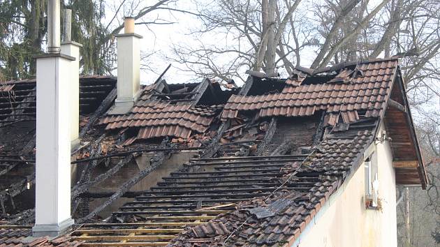 Prohořelá střecha, všudypřítomný pach spáleniště prolitého vodu. Místo úterního požáru ve Strakonicích.