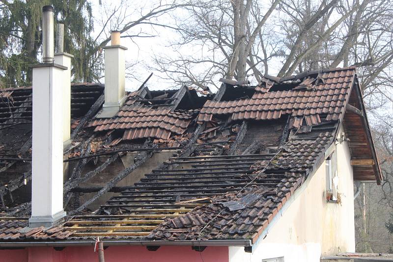 Prohořelá střecha, všudypřítomný pach spáleniště prolitého vodu. Místo úterního požáru ve Strakonicích.