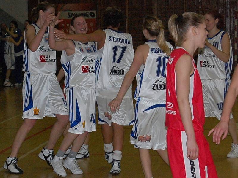 Basketbalistky Strakonic vyhrály v sobotu veledůležitý souboj s Hradcem Králové 67:59.