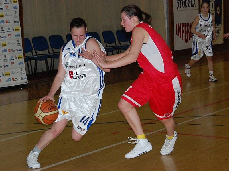 Basketbalistky Strakonic vyhrály v sobotu veledůležitý souboj s Hradcem Králové 67:59.