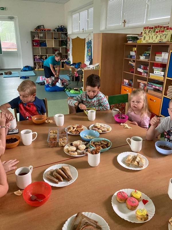 Předškoláci z Cehnic budou na poslední dny ve školce rádi vzpomínat. Užili si cestu za pokladem i nocování v mateřince.