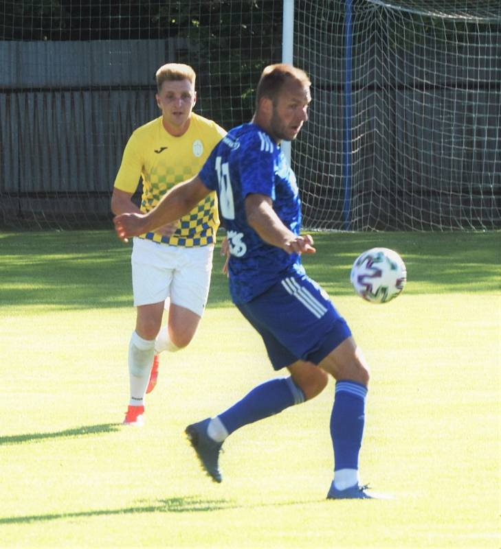 Fotbalová divize: Katovice - Jindřichův Hradec 1:0 (1:0).