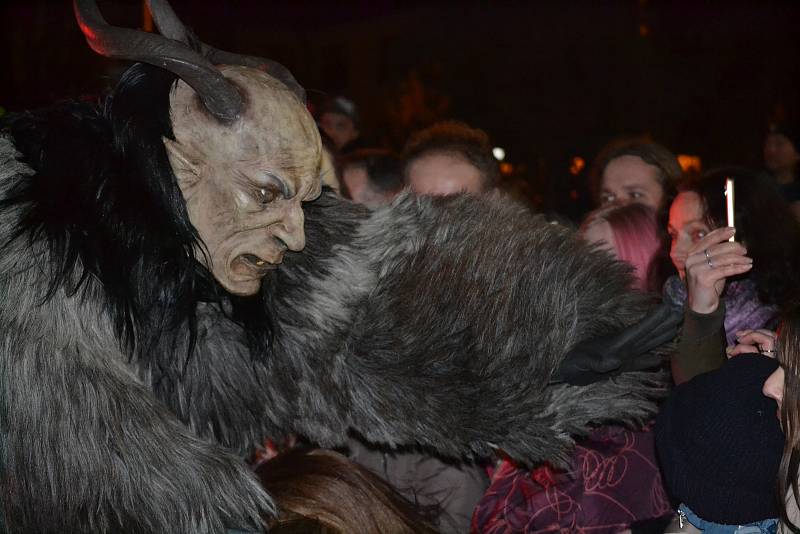 V plné parádě se předvedli Krampus Čerti ze severu, z Prahy, Tábora, Vodňan, skupina Čerti.cz a z Amstettner Hoh'n Teufe'n.