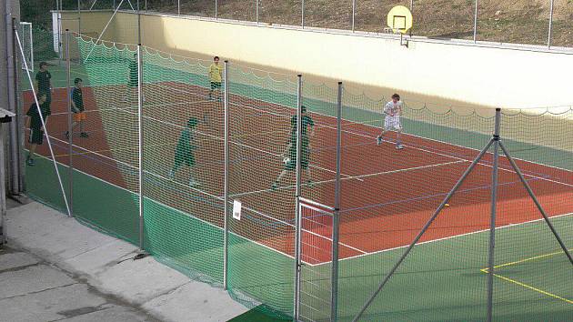 Rekonstrukce se dočkalo i sportovní hřiště. 