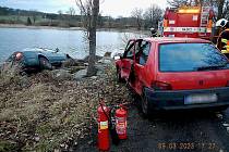 Auto skončilo po nehodě v rybníce.