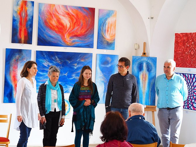 Vodňany – V neděli 28. dubna byla zahájena vernisáží výstava Barvy Srdce v Synagoze Vodňany. Akce trvá do 16. června.